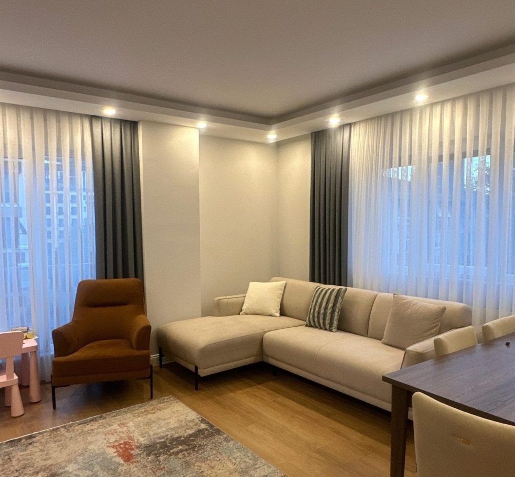 Bostancı Residence salon tasarımı – modern oturma alanı ve LED aydınlatma